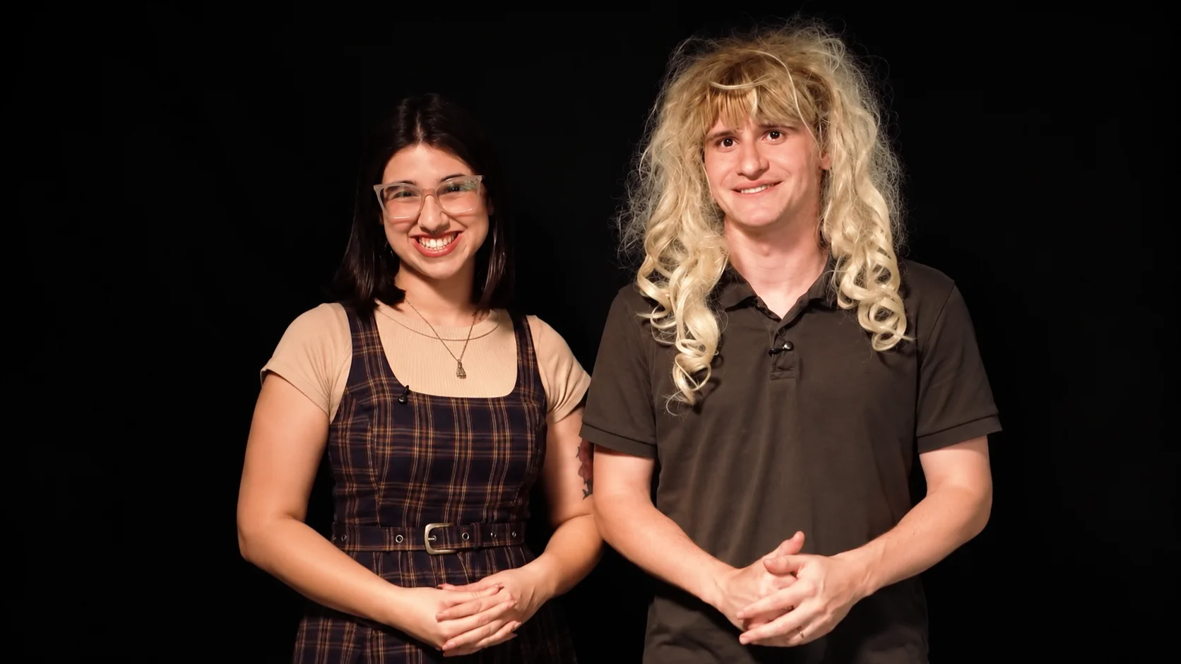 Eduarda Campopiano e Lucas Pavanato, de peruca loira, em vídeo