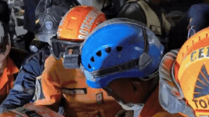 Socorristas resgatando vítimas do terremoto na Venezuela