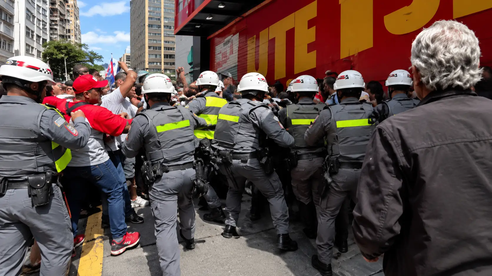 Tumulto entre petistas e PMs em protesto pró-lula