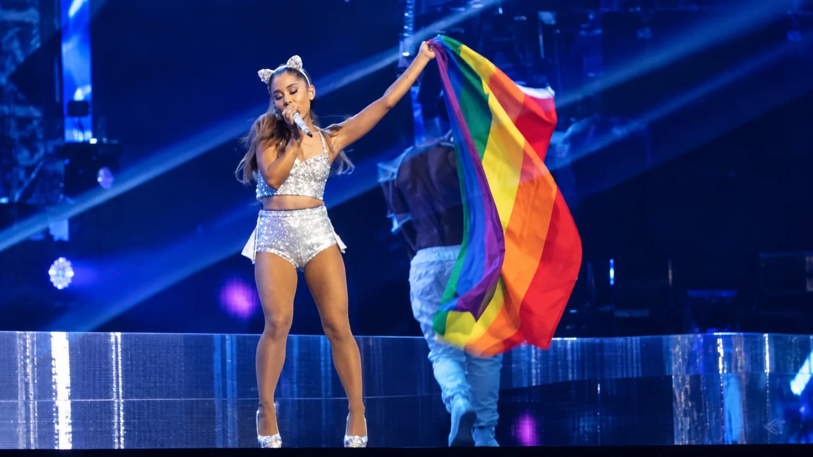 Ariana Grande tem fundação que apoia ideologia de genero e troca de sexo em crianças