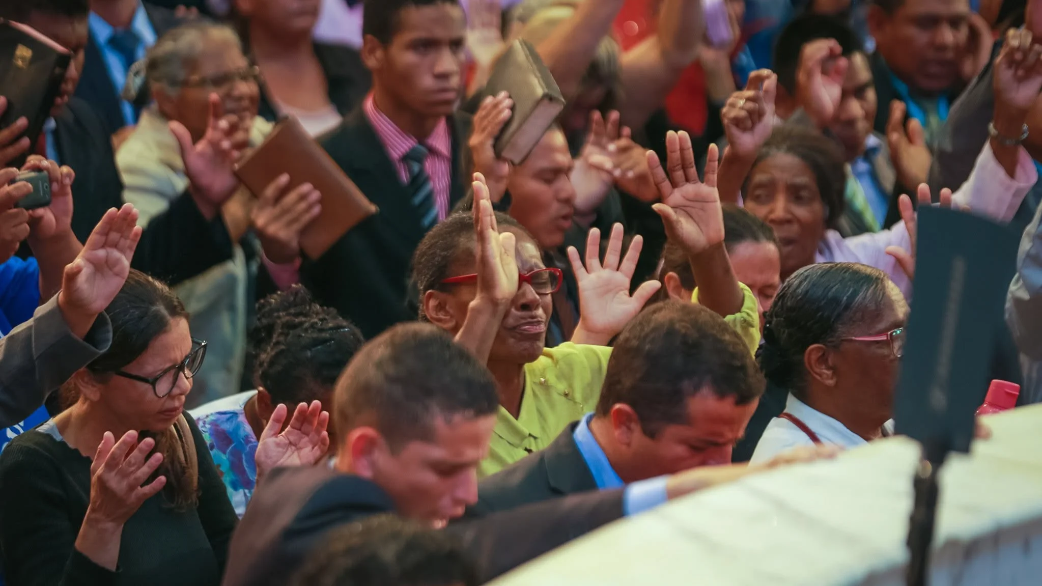 Pessoas orando na Igreja