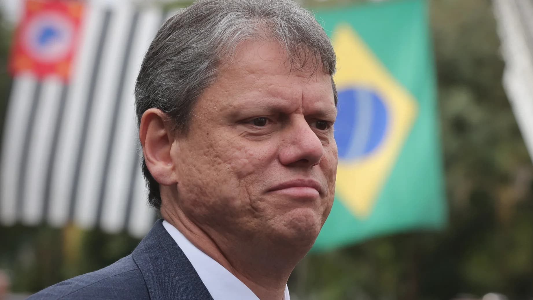 Tarcísio de Freitas diante das bandeiras de São Paulo e do Brasil