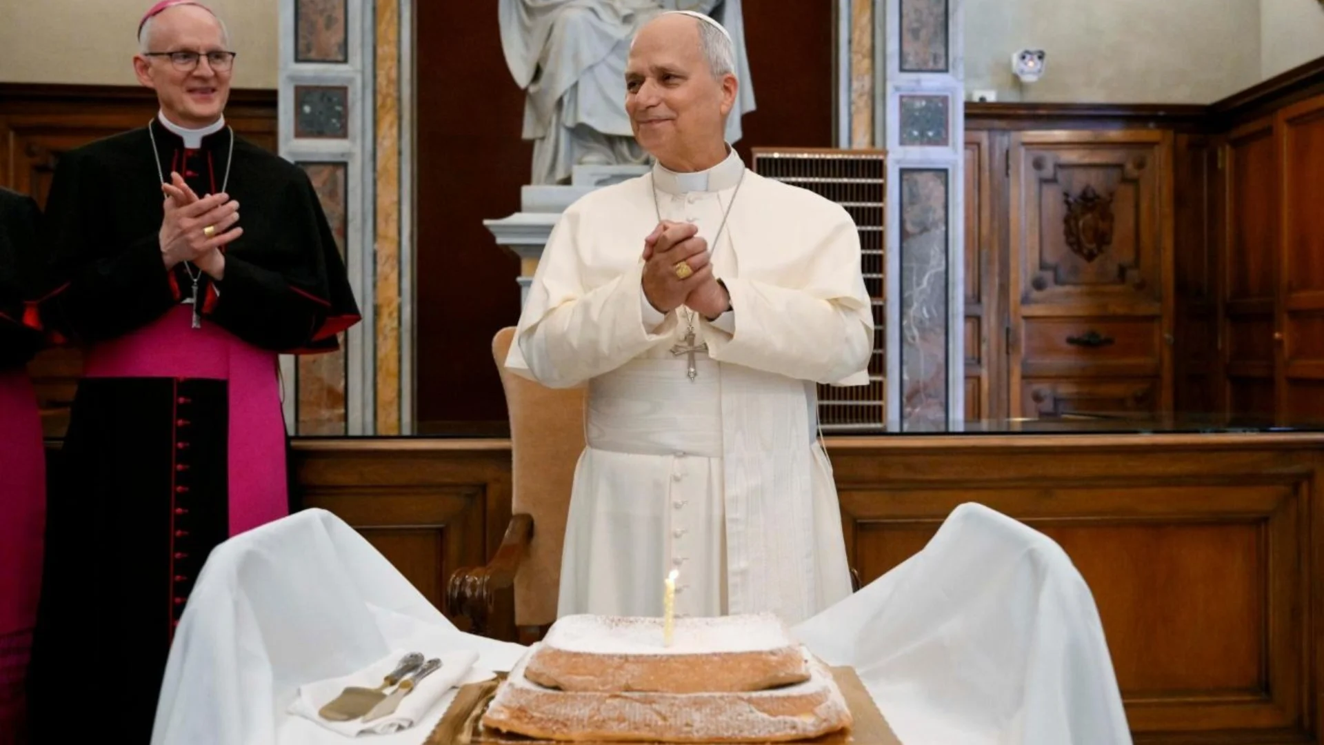 Papa Leão e o bolo ao aniversariante (@Vatican Media)