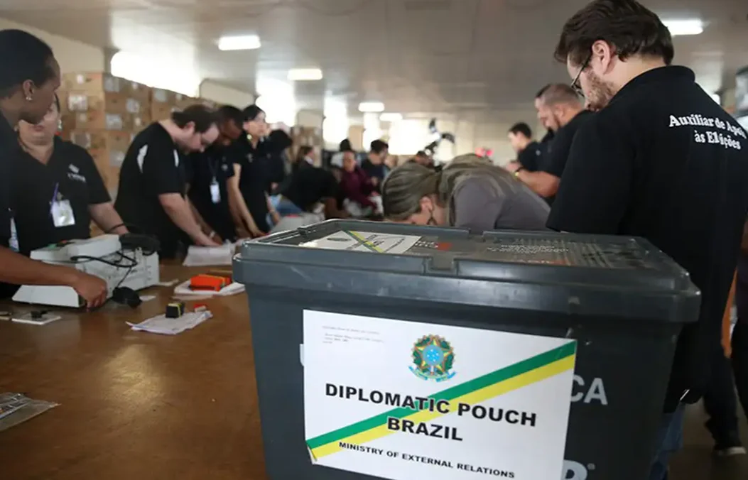 Urna eletrônica em mala diplomática preparada para votação no exterior