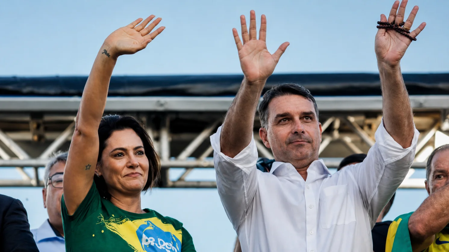 Flávio Bolsonaro e Michelle Bolsonaro durante evento político; senador respondeu às acusações feitas pela ex-primeira-dama em vídeo publicado nas redes sociais