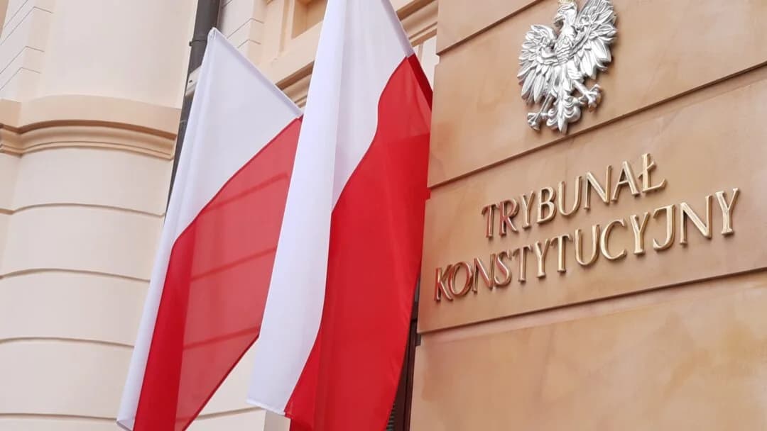 Bandeiras da Polônia na fachada do Tribunal Constitucional