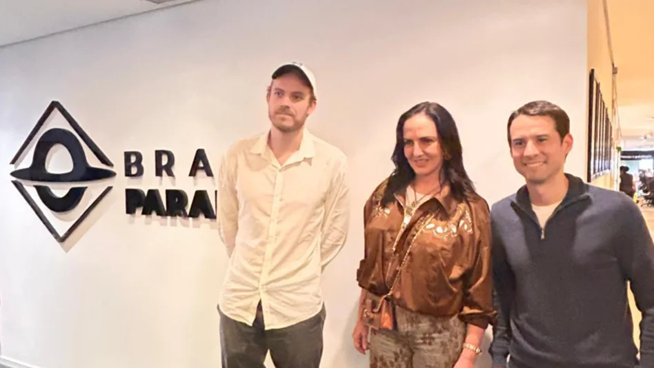 María Fernanda Cabal com Henrique Viana e Felipe Valerim no escritório da Brasil Paralelo