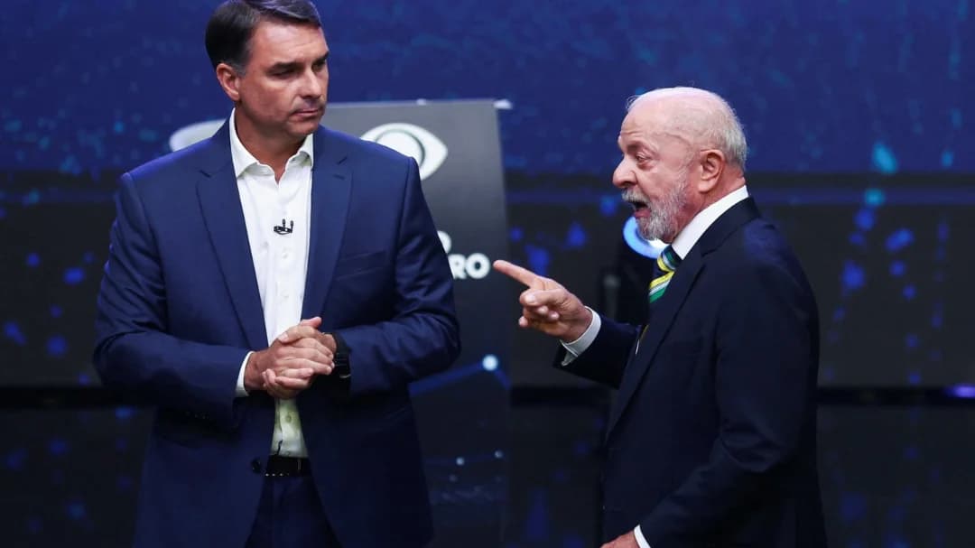 Lula aponta o dedo para Flávio Bolsonaro durante debate na TV