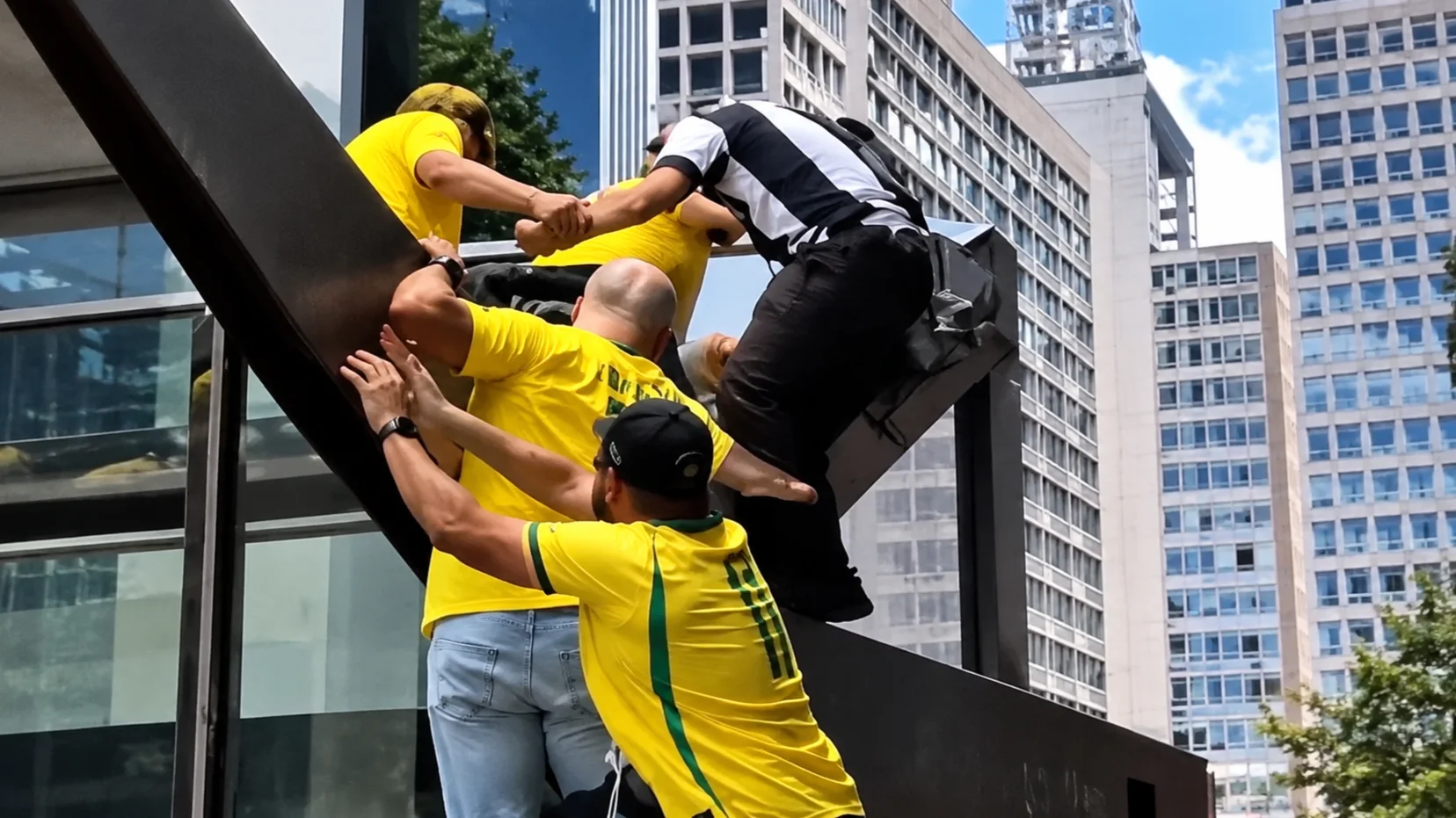 Marçal acusa petistas de vandalismo