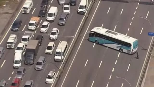 Ônibus escolares viram barricadas do crime organizado no Rio de Janeiro