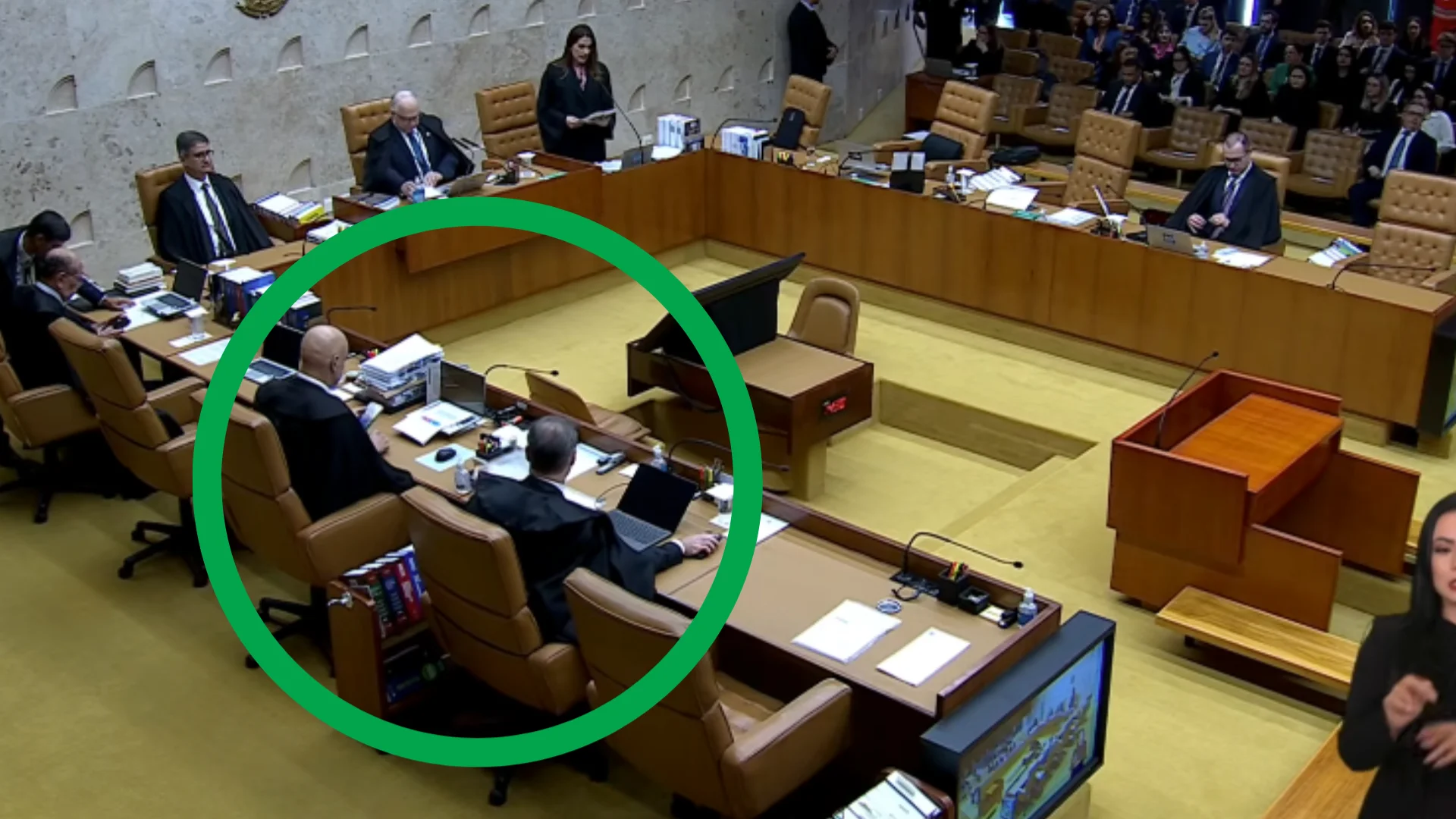 Ministro Alexandre de Moraes e André Mendonça aparecem sentado juntos em primeira sessão após o vazamento das mensagens. Foto: canal do STF.