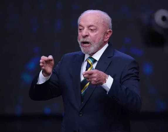 Lula gesticula durante debate presidencial