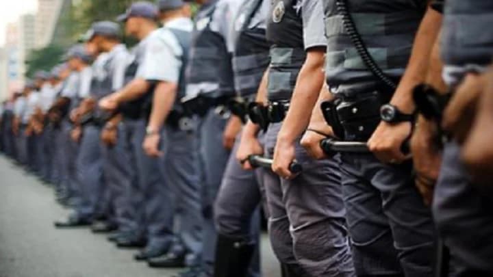 Policiais militares em formação durante operação