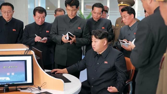 Kim Jong Un usa um computador cercado por autoridades norte-coreanas