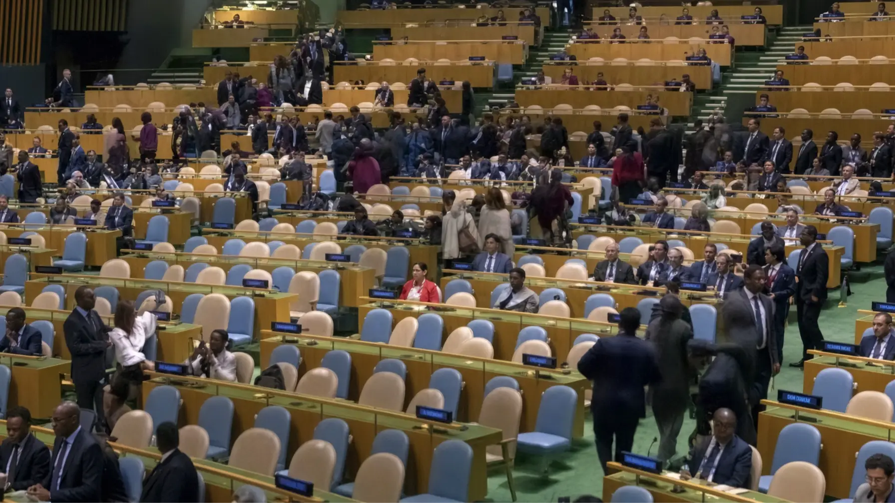 Diplomatas deixando a ONU em meio ao discurso de Nethanyahu