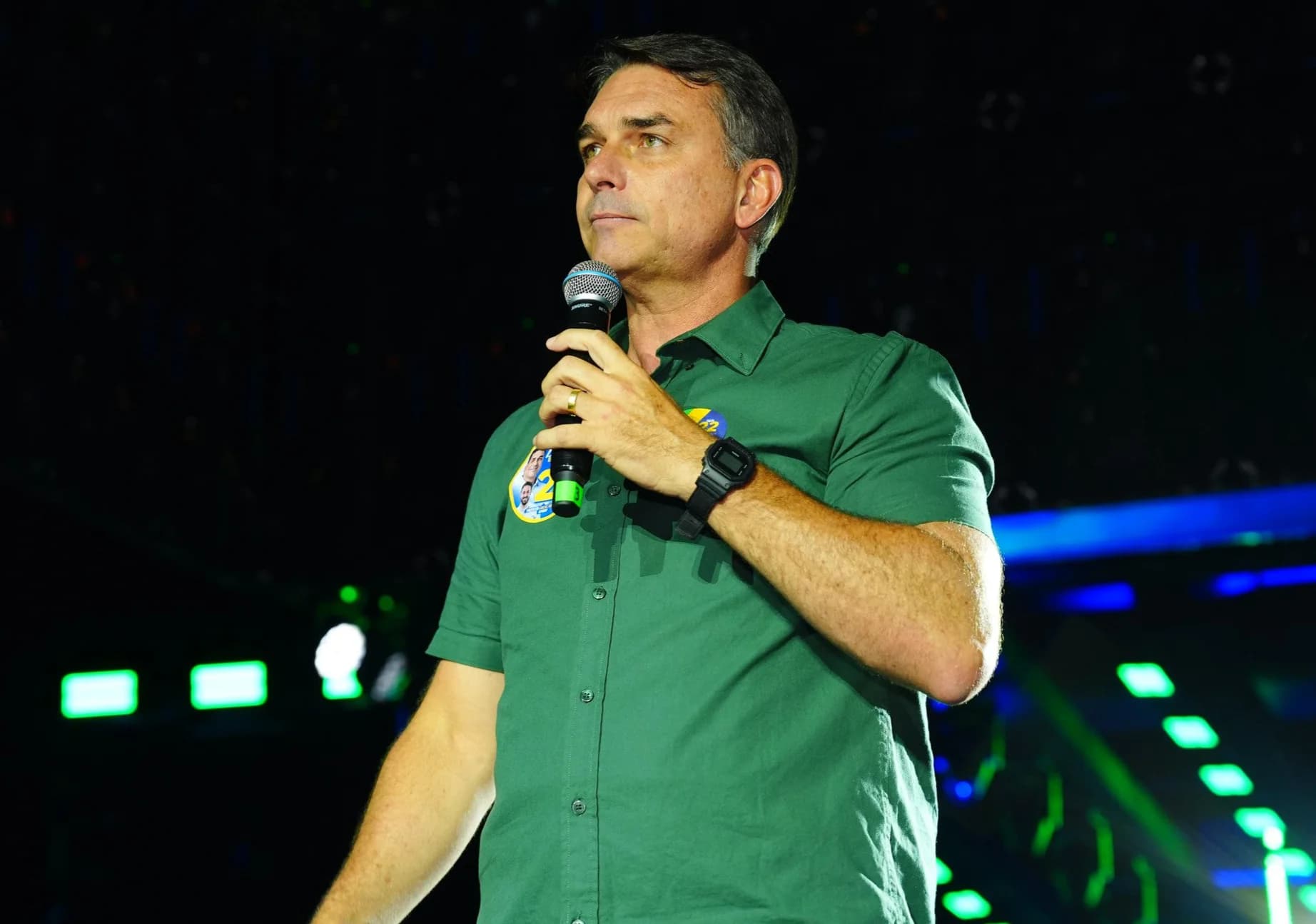 Flávio Bolsonaro discursa com microfone em evento