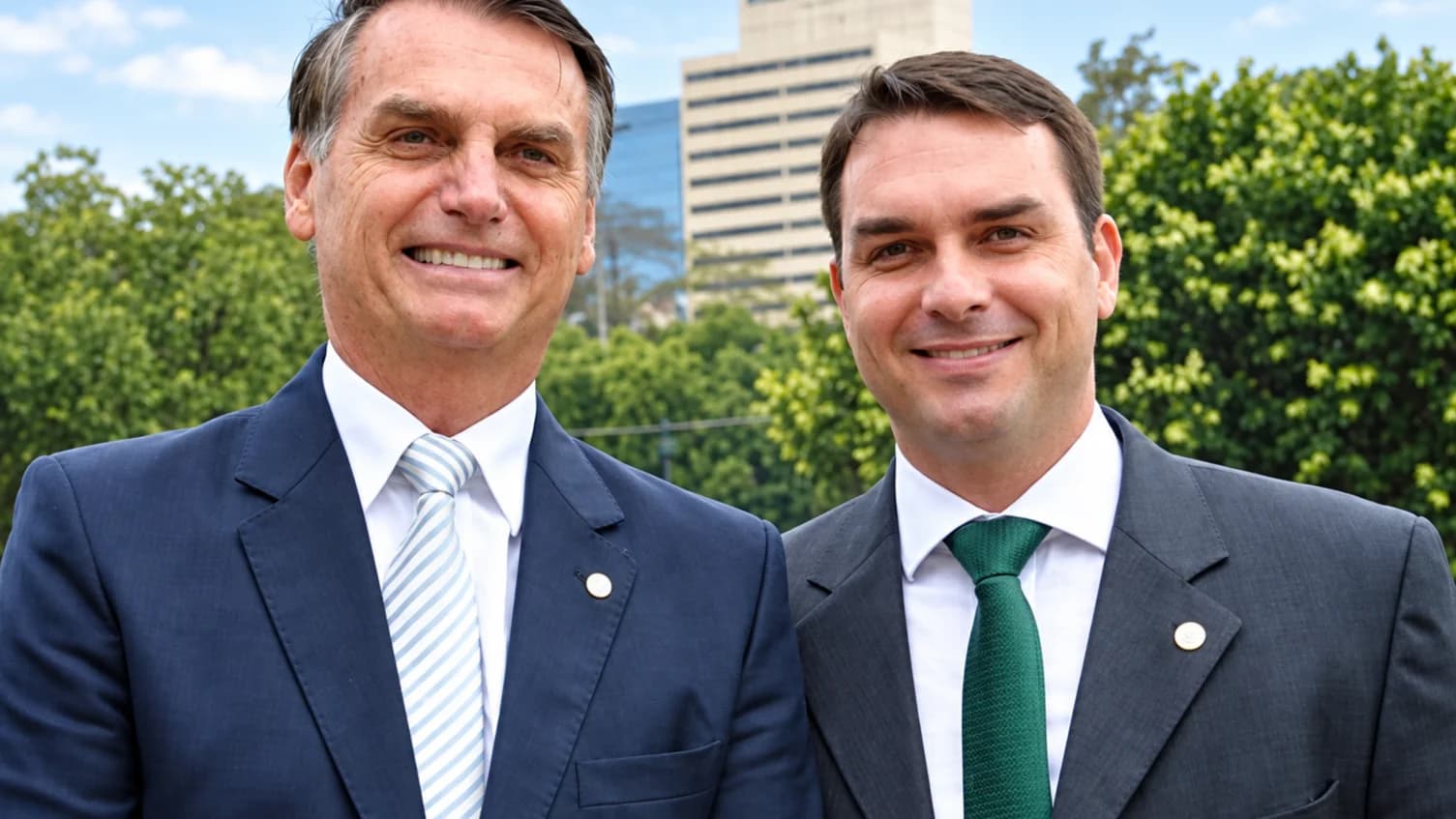 Jair Bolsonaro e Flávio Bolsonaro posam lado a lado ao ar livre