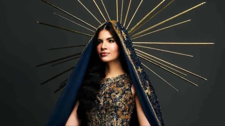 Maria Gabriela Lacerda com traje inspirado em Nossa Senhora Aparecida, com manto azul e resplendor dourado