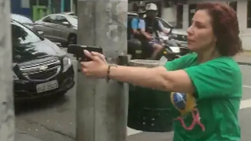 Carla Zambelli com arma na mão, hoemem perseguido por ela é condenado à prisão