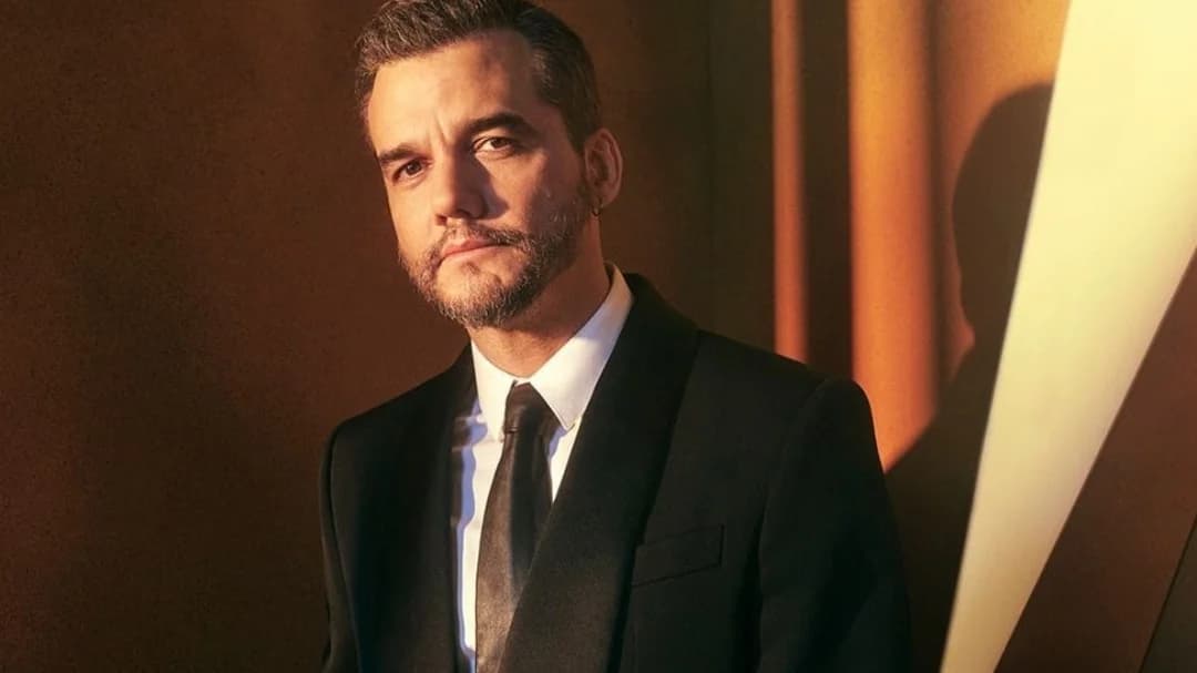 Wagner Moura de terno preto