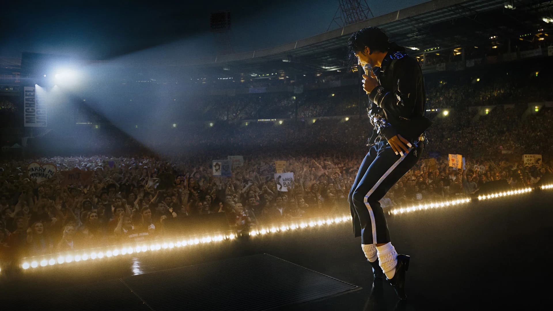 Michael Jackson dançando em uma cena do filme