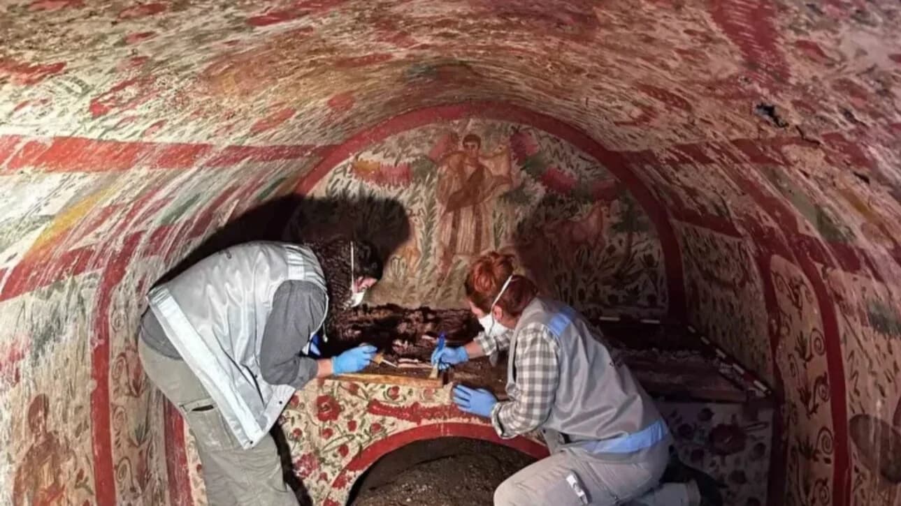 Arqueólogas escavando túmulo cristão