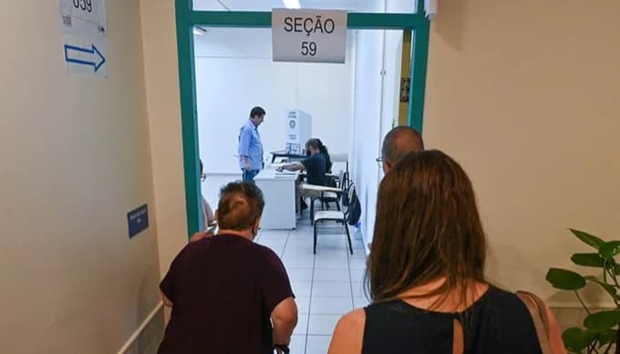 Eleitores em fila na porta de uma seção eleitoral