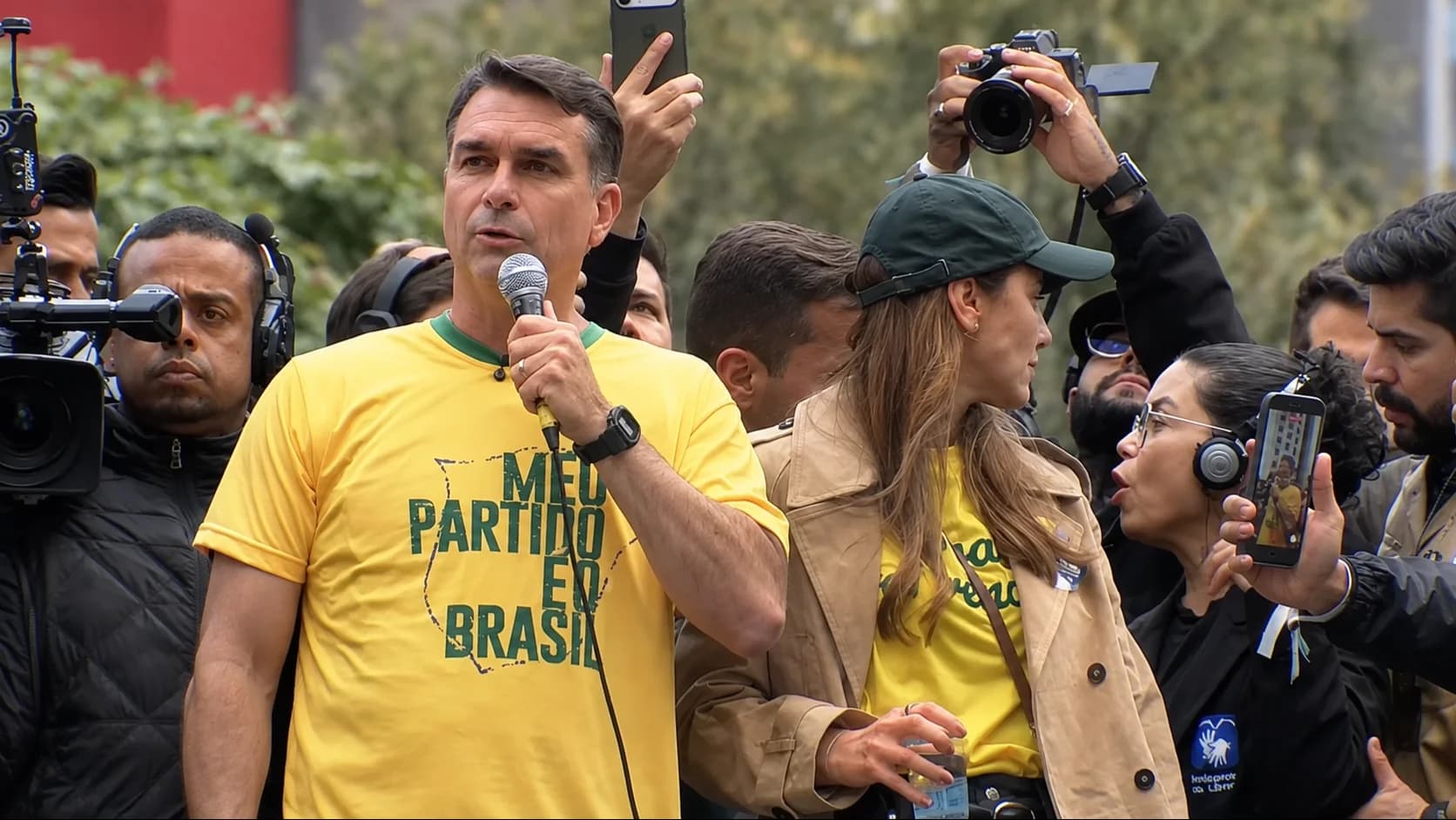 Flávio Bolsoanro discursa na Paulista