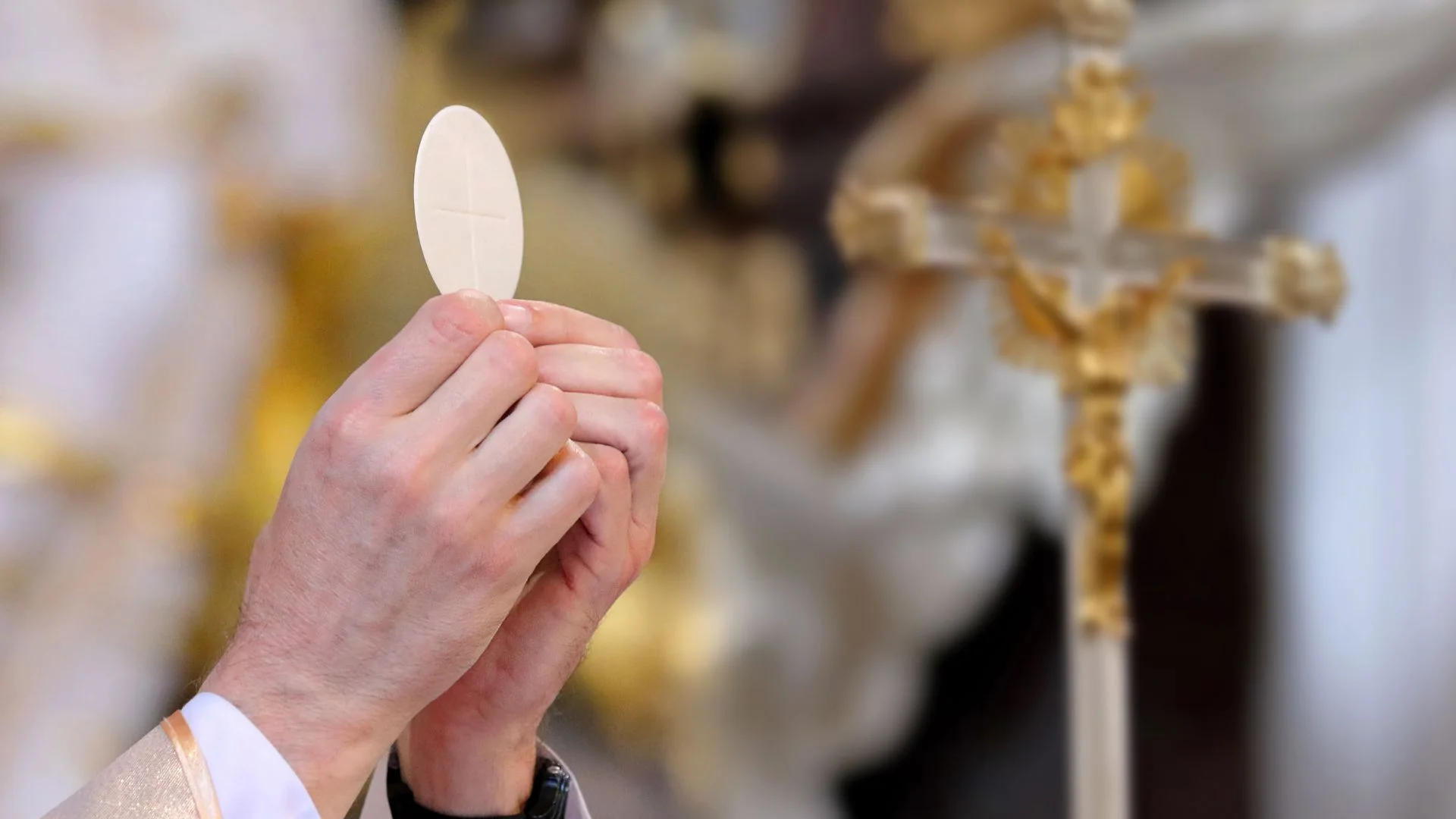 Hóstia consagrada sendo erguida por sacerdote