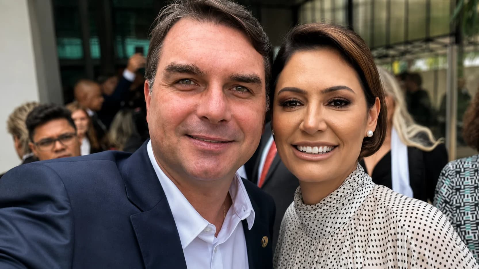 Flávio e Michelle Bolsonaro entram em desacordo sobre eleições no Ceará.