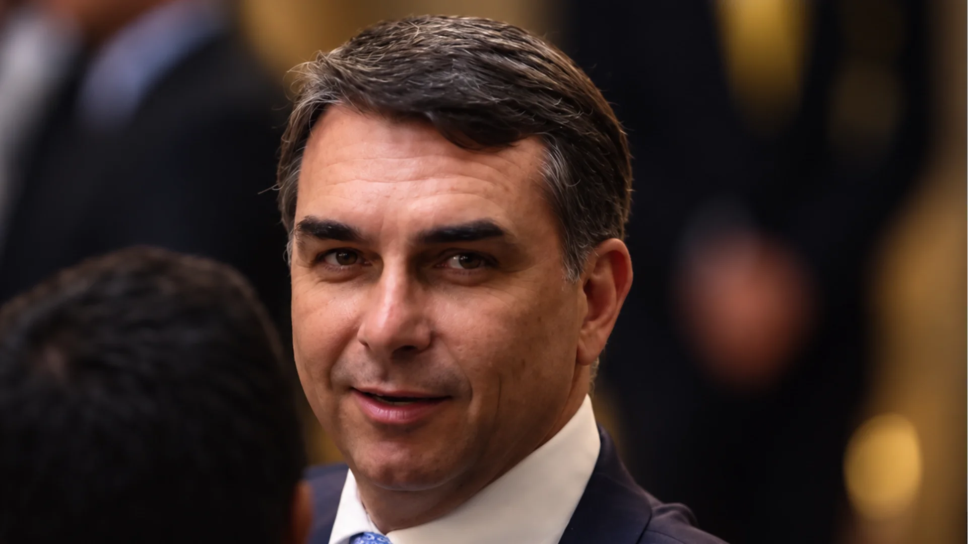 Flávio Bolsonaro estaria em um avião com destino aos EUA.