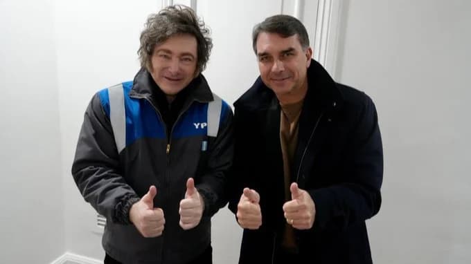 Flávio Bolsoanro se encontrou com Milei e recebeu apoio do presidente argentino